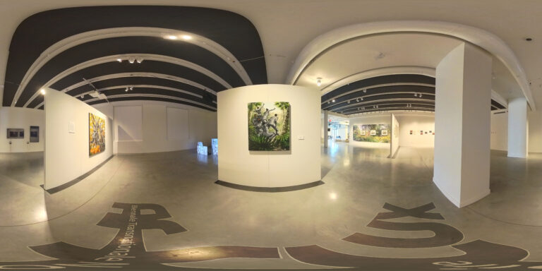 Vue 360 degrés d'une partie de l'exposition Mémoires végétales à la maison de la culture Claude Léveillée.